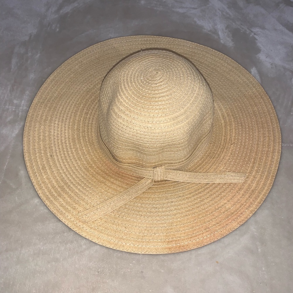 Beige Sun/Beach Hat With Bow